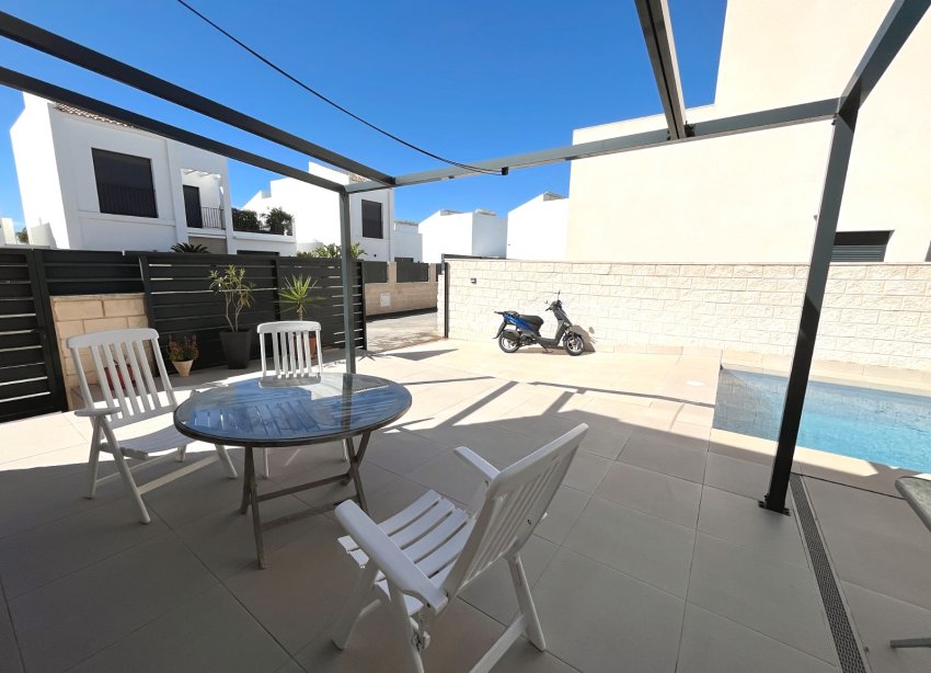 Resale - Villa / House - Ciudad Quesada - Pueblo Bravo
