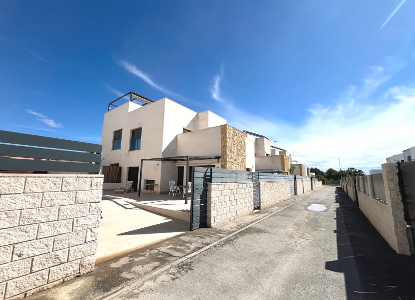 Resale - Villa / House - Ciudad Quesada - Pueblo Bravo