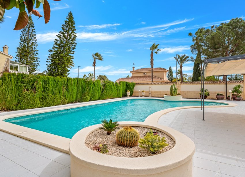 Resale - Villa / House - Ciudad Quesada