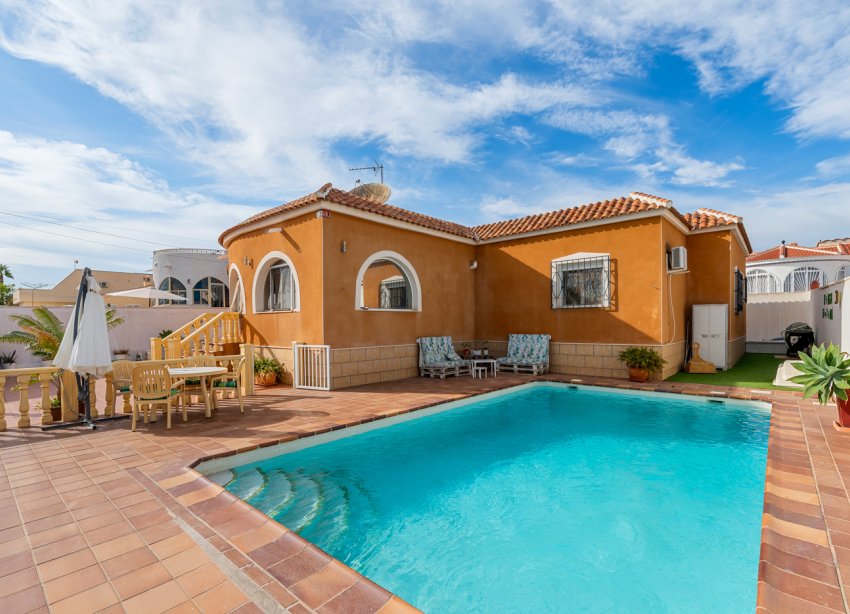 Resale - Villa / House - Ciudad Quesada
