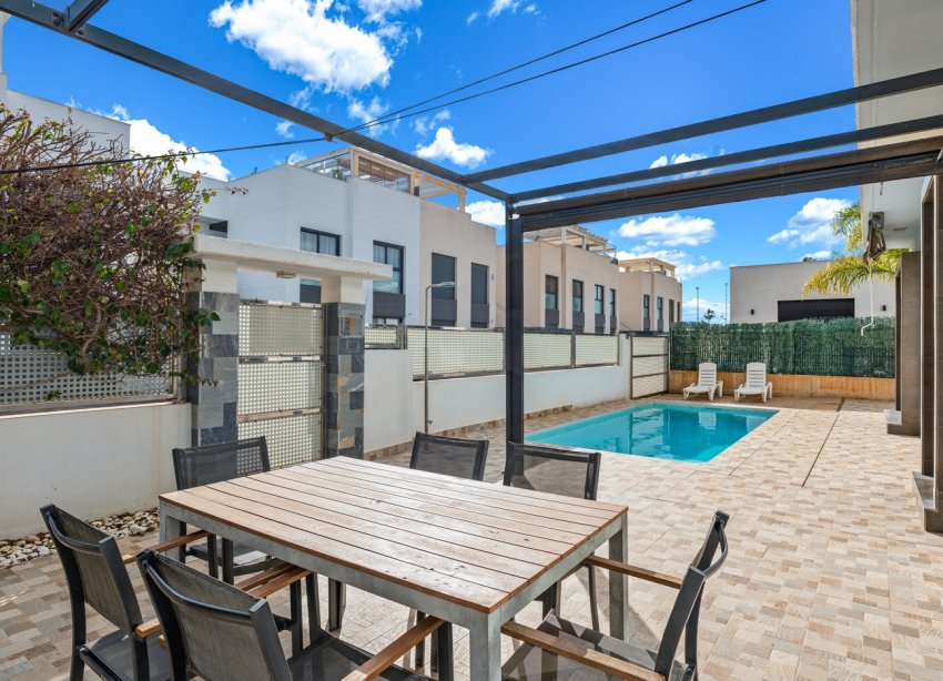 Resale - Villa / House - Ciudad Quesada