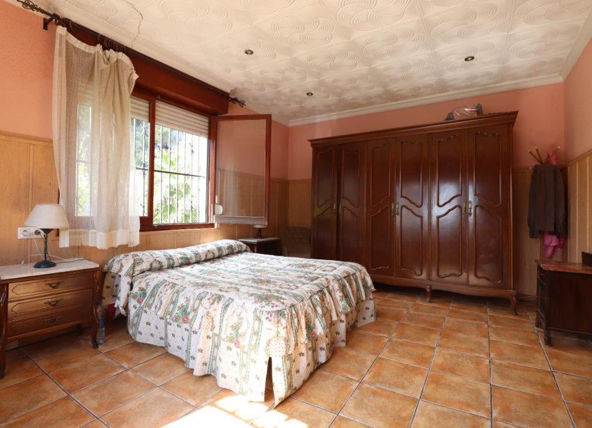 Resale - Villa / House - Heredades