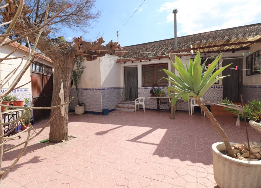 Resale - Villa / House - Heredades