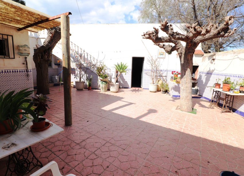 Resale - Villa / House - Heredades