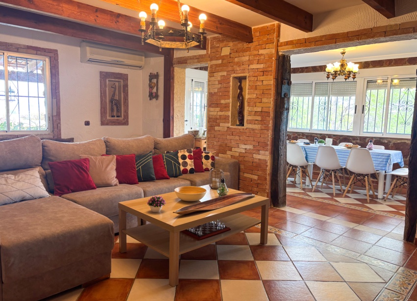 Resale - Villa / House - Jacarilla