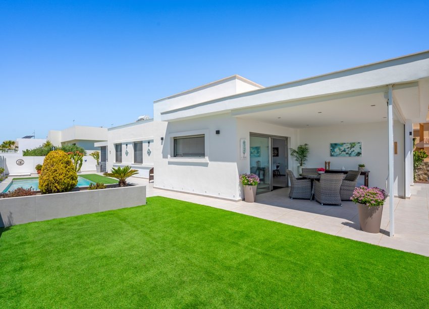 Resale - Villa / House - La Marina