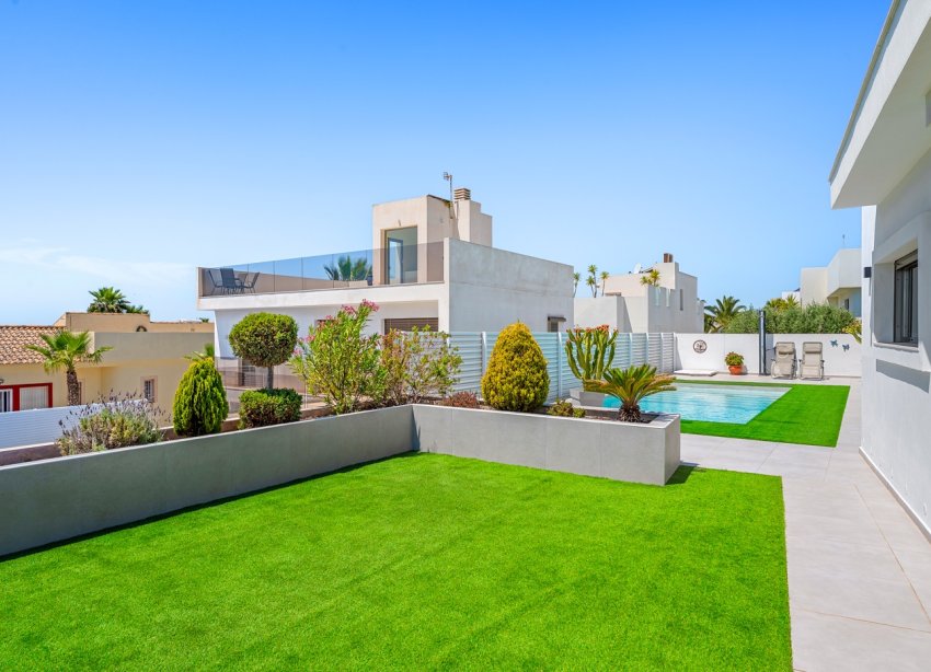 Resale - Villa / House - La Marina