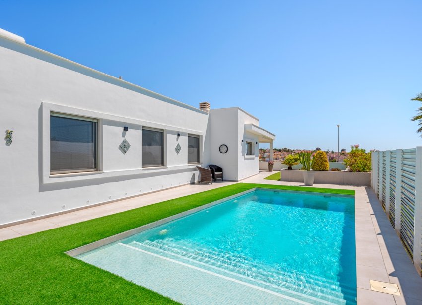 Resale - Villa / House - La Marina