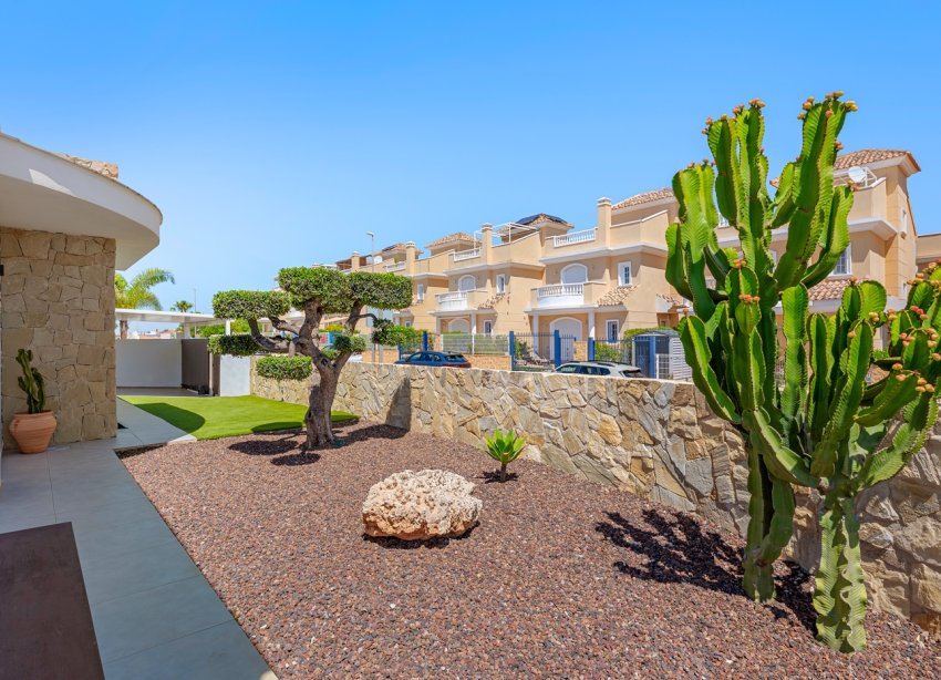 Resale - Villa / House - La Marina