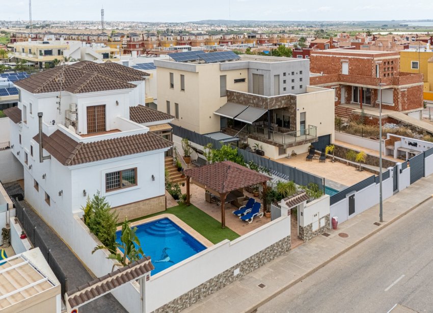 Resale - Villa / House - Los Montesinos - La Herrada
