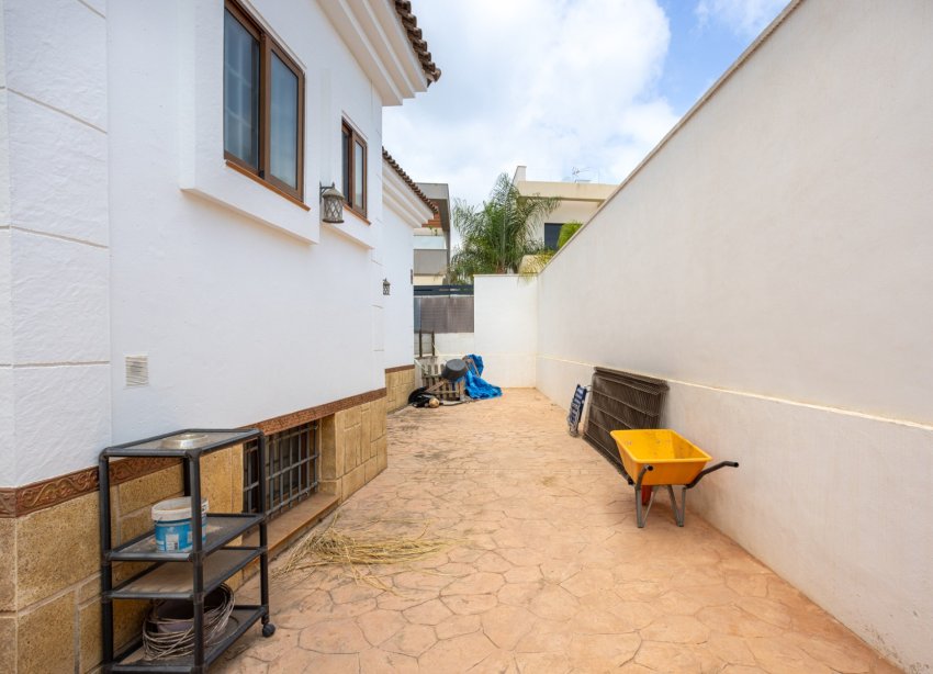 Resale - Villa / House - Los Montesinos - La Herrada