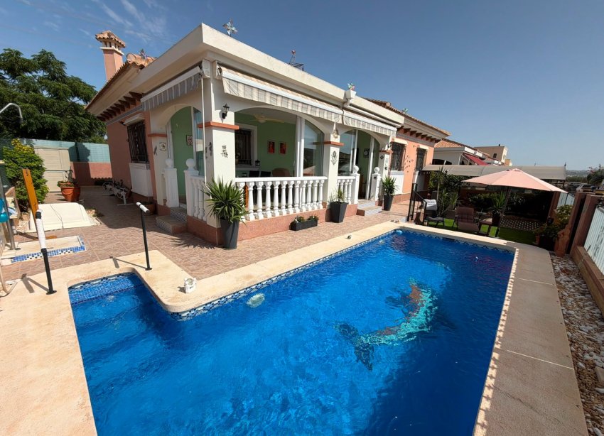 Resale - Villa / House - Los Montesinos - La Herrada