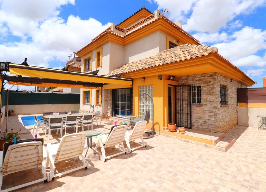 Resale - Villa / House - Los Montesinos - La Herrada