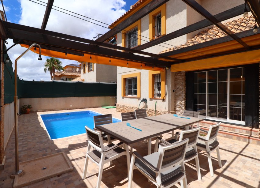 Resale - Villa / House - Los Montesinos - La Herrada