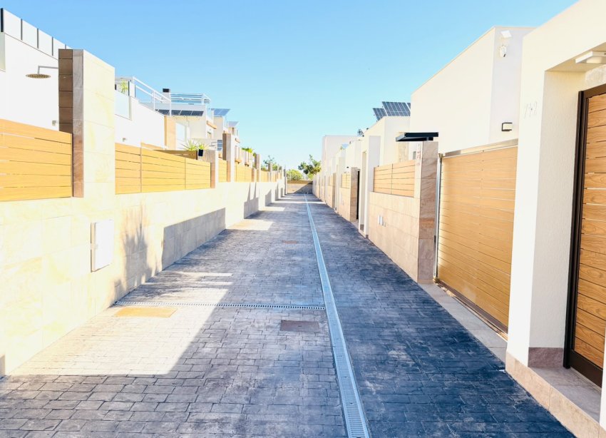 Resale - Villa / House - Los Montesinos - La Herrada