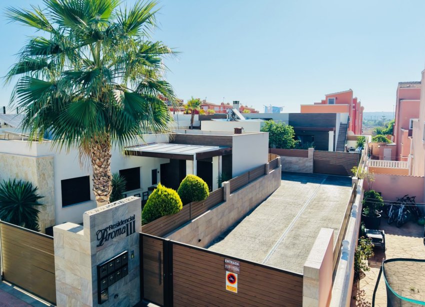 Resale - Villa / House - Los Montesinos - La Herrada