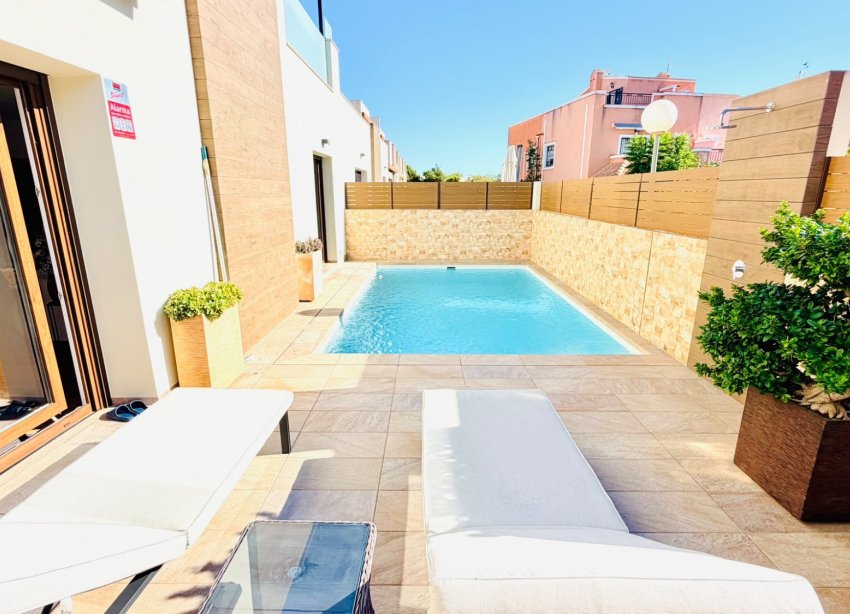 Resale - Villa / House - Los Montesinos - La Herrada