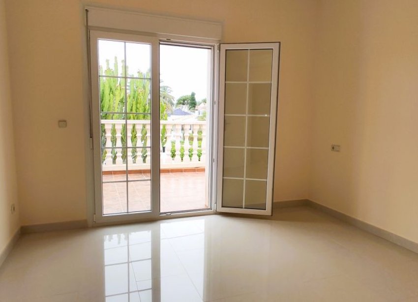 Resale - Villa / House - Orihuela Costa - Cabo Roig