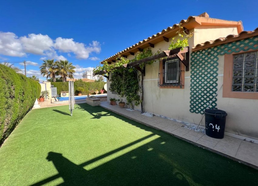 Resale - Villa / House - Orihuela Costa - Cabo Roig