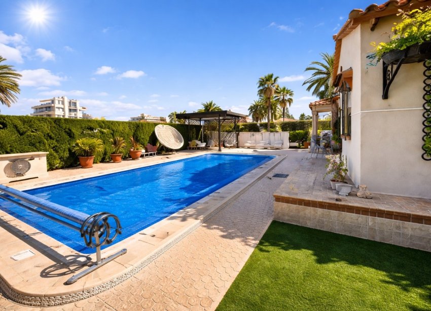 Resale - Villa / House - Orihuela Costa - Cabo Roig