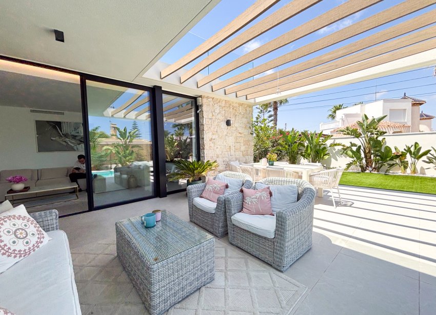 Resale - Villa / House - Orihuela Costa - Cabo Roig