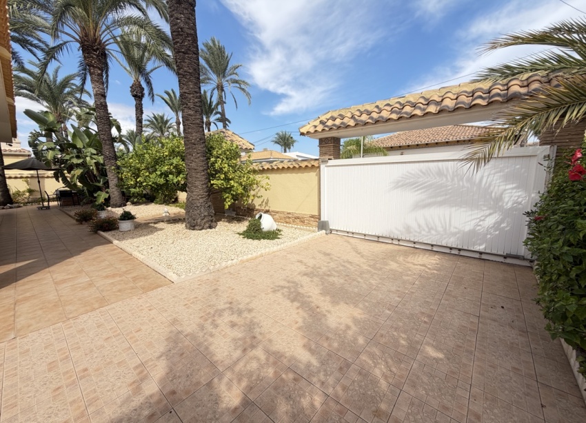 Resale - Villa / House - Orihuela Costa - Cabo Roig