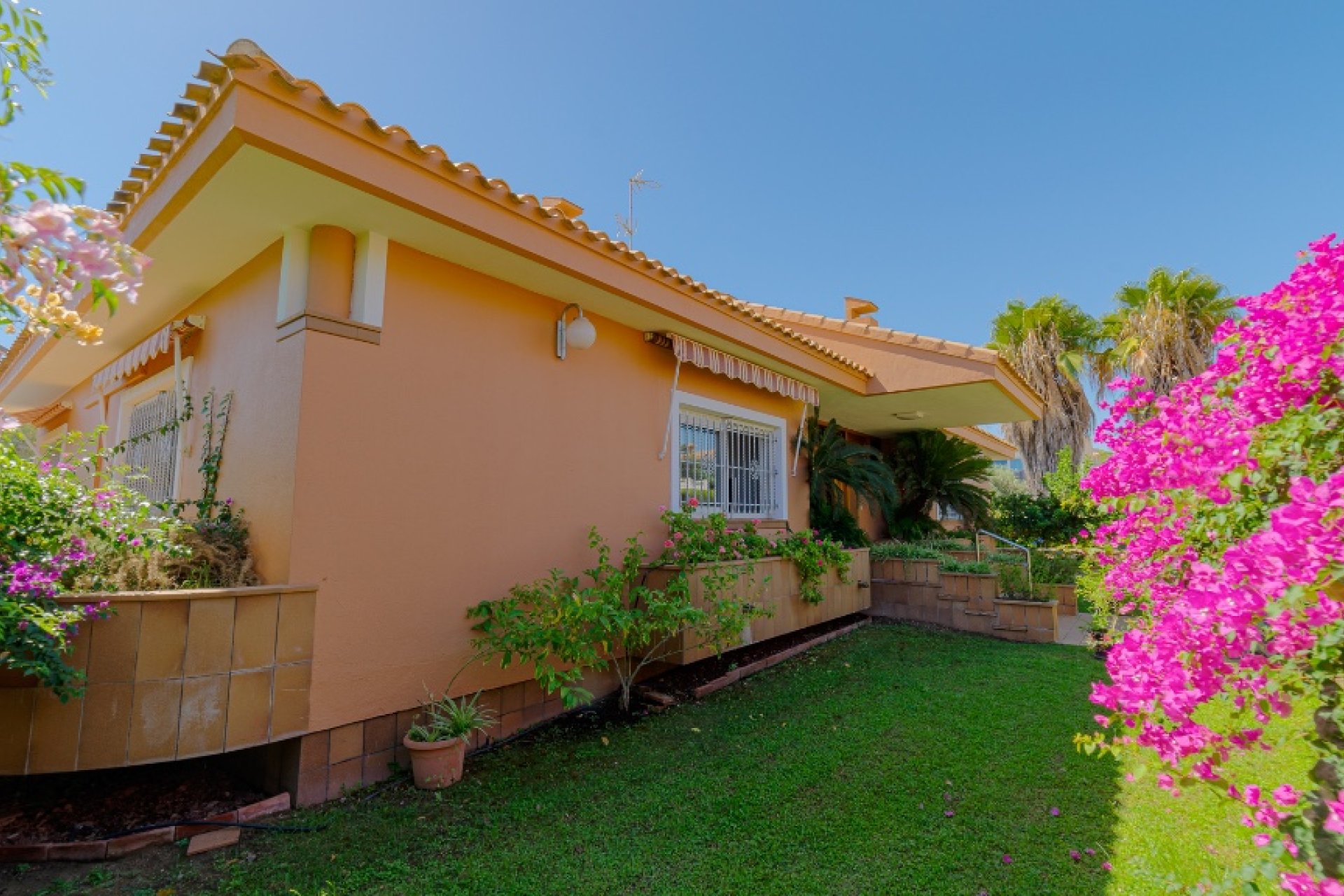 Resale - Villa / House - Orihuela Costa - Campoamor