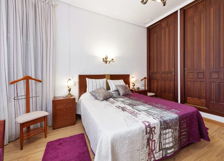 Resale - Villa / House - Orihuela Costa - Campoamor