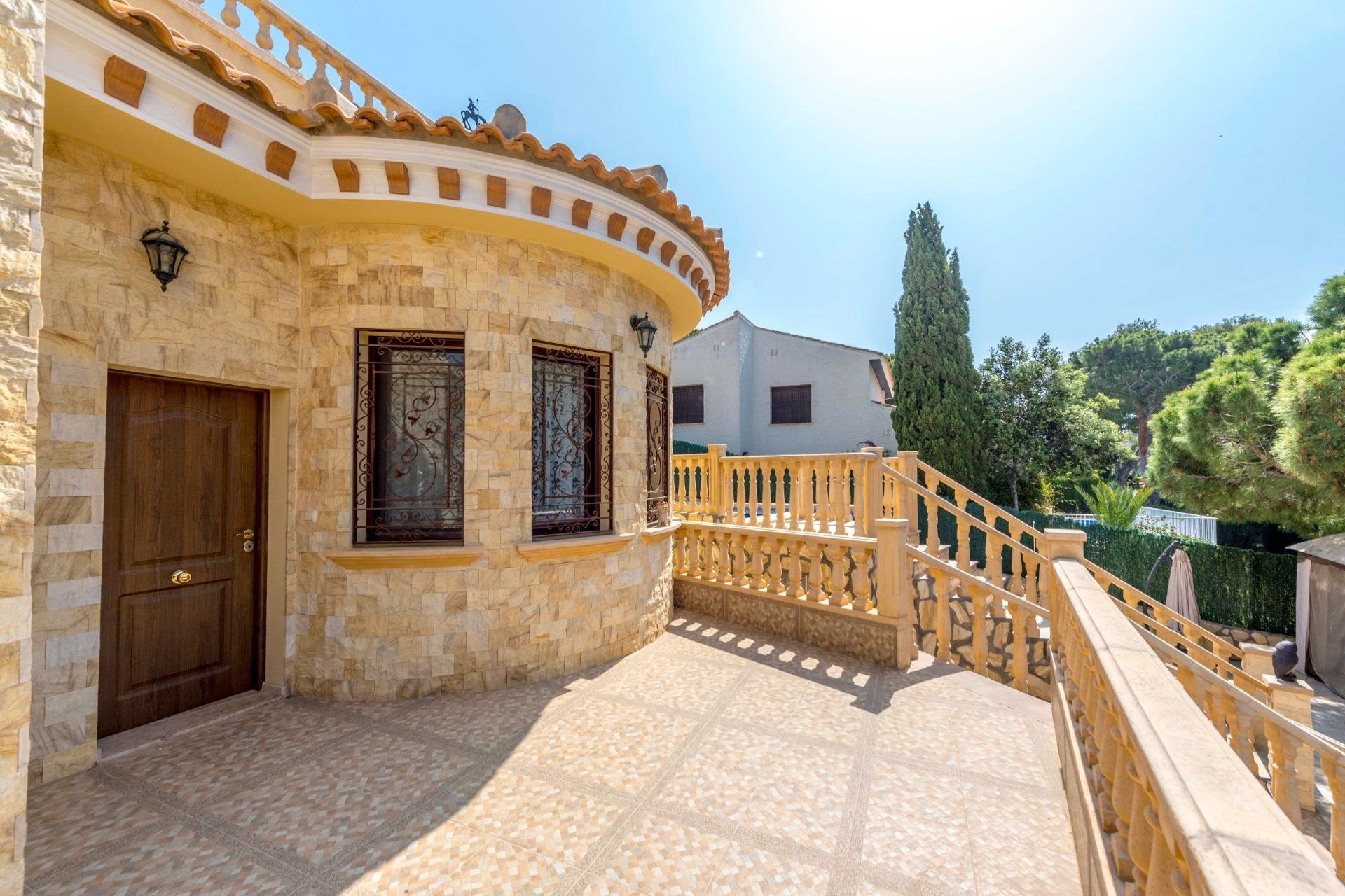 Resale - Villa / House - Orihuela Costa - Campoamor