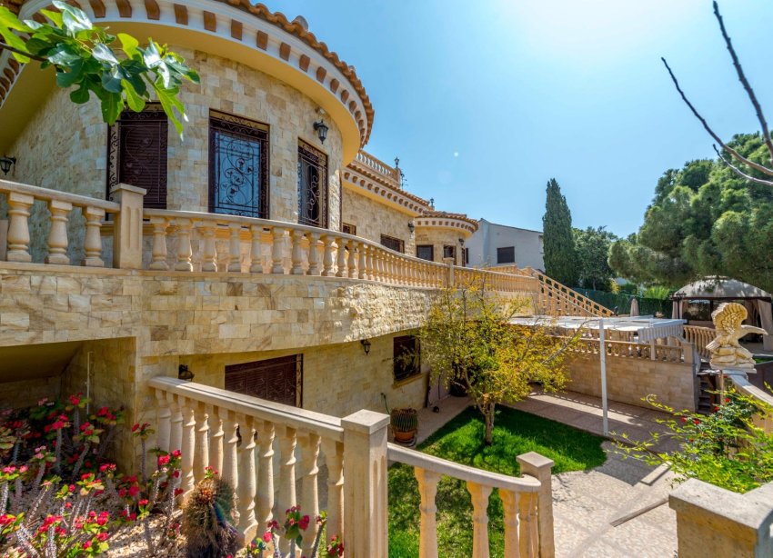 Resale - Villa / House - Orihuela Costa - Campoamor