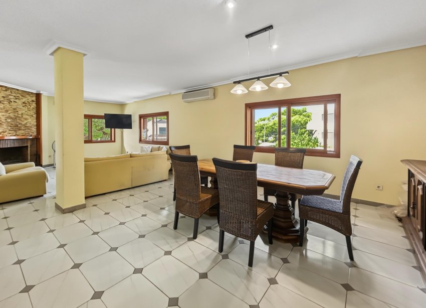 Resale - Villa / House - Orihuela Costa - Campoamor