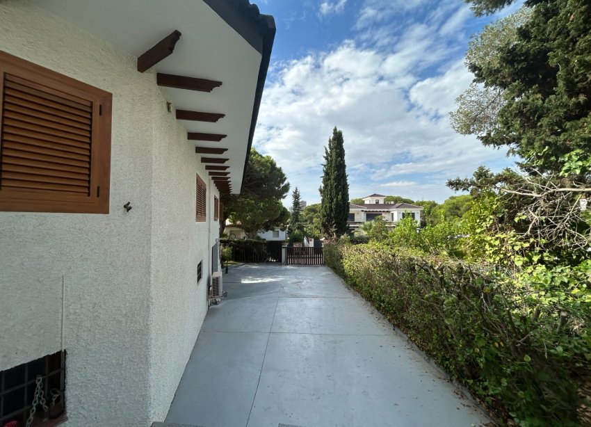 Resale - Villa / House - Orihuela Costa - Campoamor