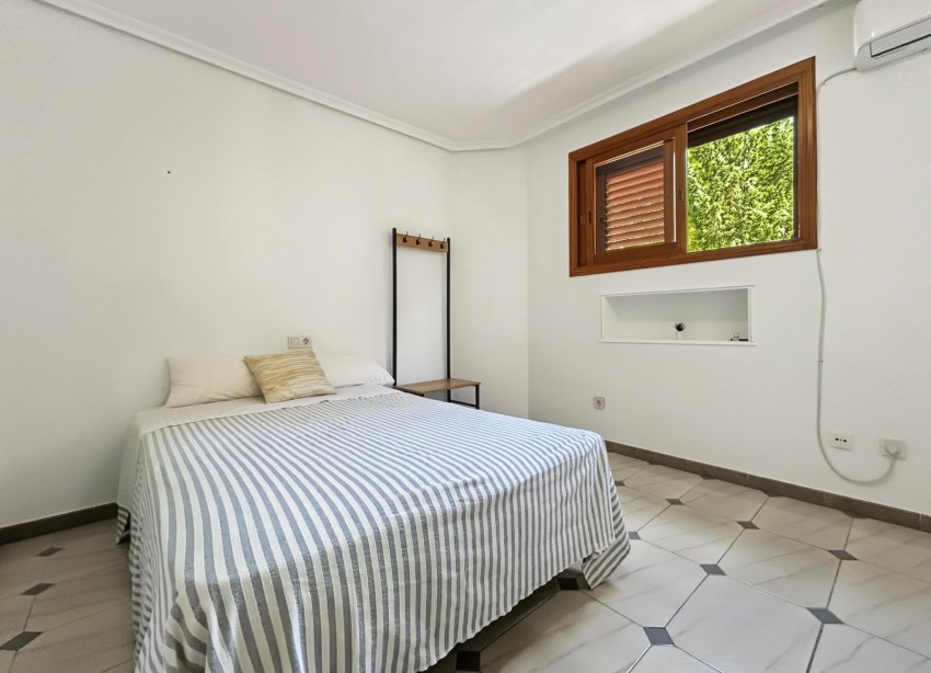 Resale - Villa / House - Orihuela Costa - Campoamor
