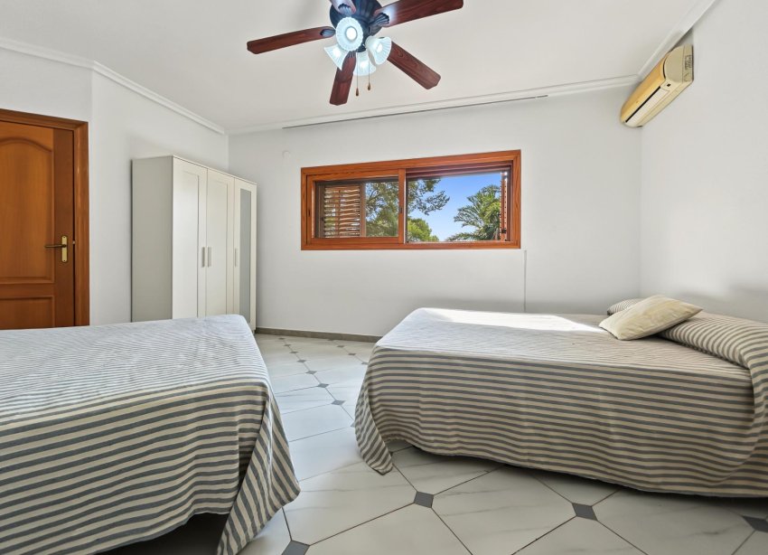 Resale - Villa / House - Orihuela Costa - Campoamor
