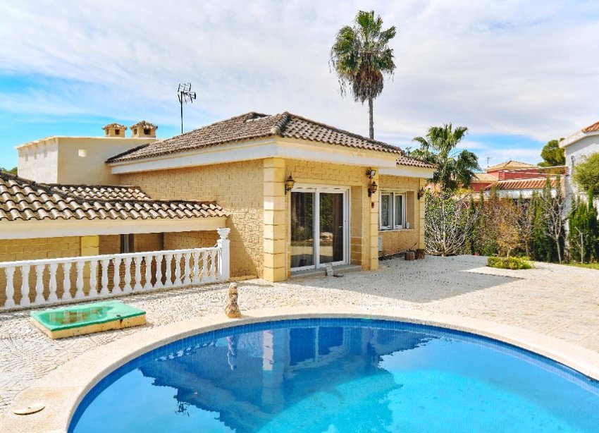 Resale - Villa / House - Orihuela Costa - Dehesa de campoamor