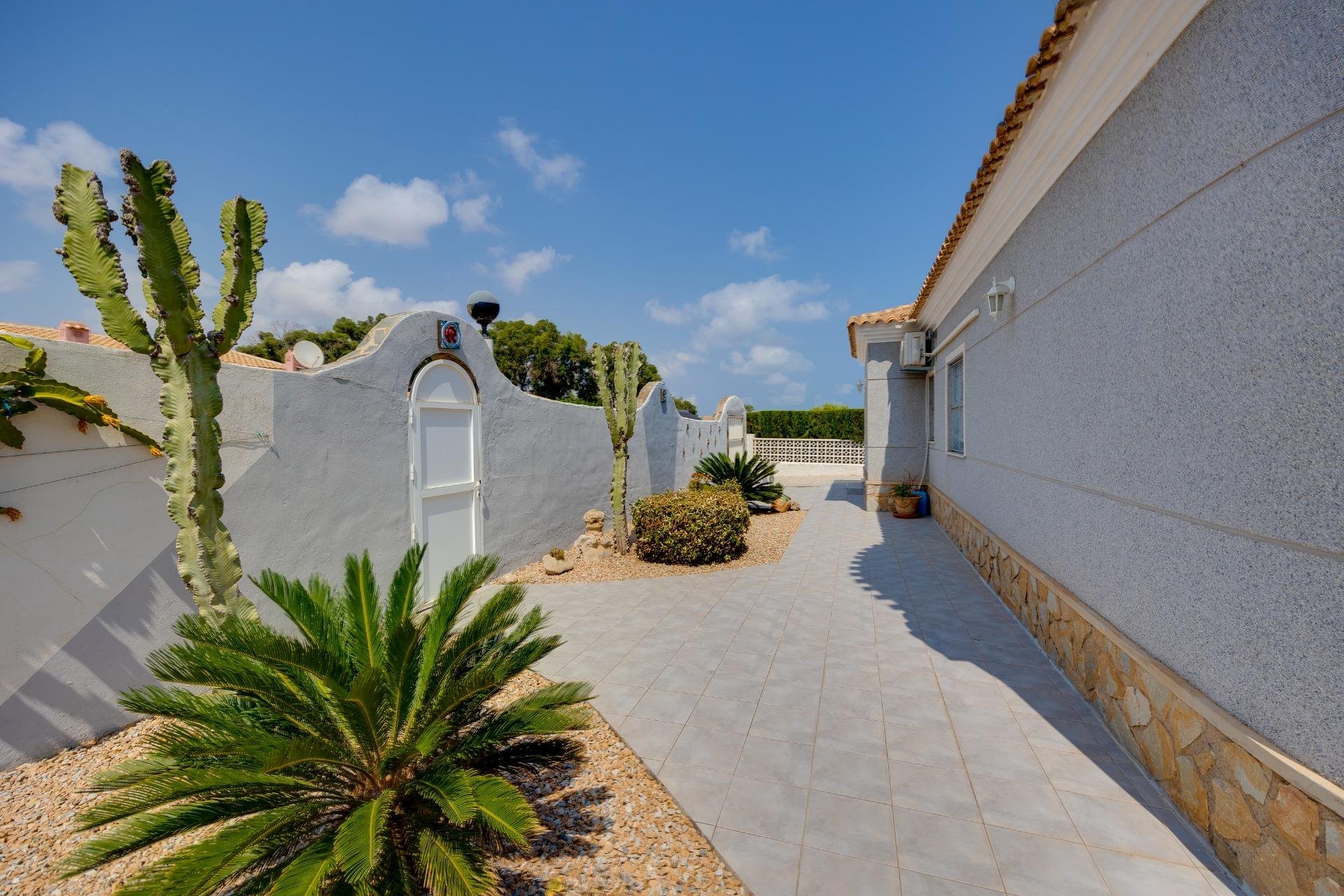 Resale - Villa / House - Orihuela Costa - La Regia