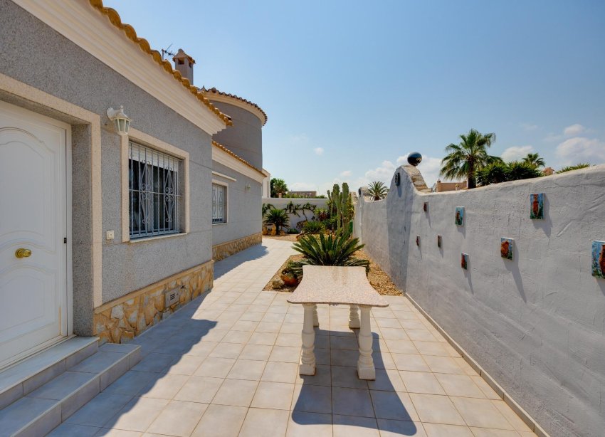 Resale - Villa / House - Orihuela Costa - La Regia