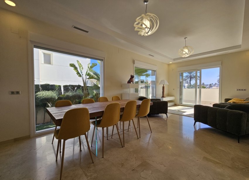 Resale - Villa / House - Orihuela Costa - La Zenia