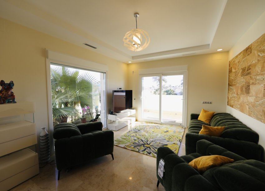 Resale - Villa / House - Orihuela Costa - La Zenia