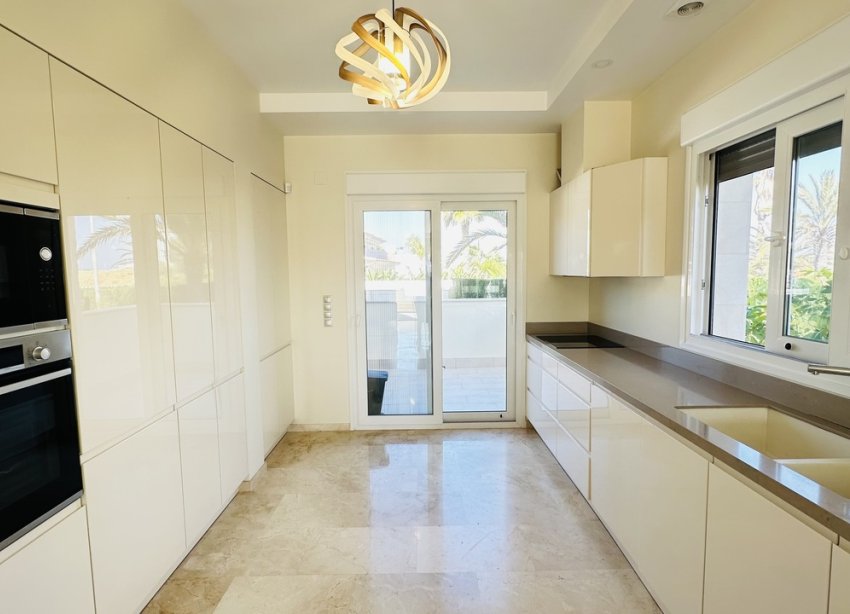 Resale - Villa / House - Orihuela Costa - La Zenia