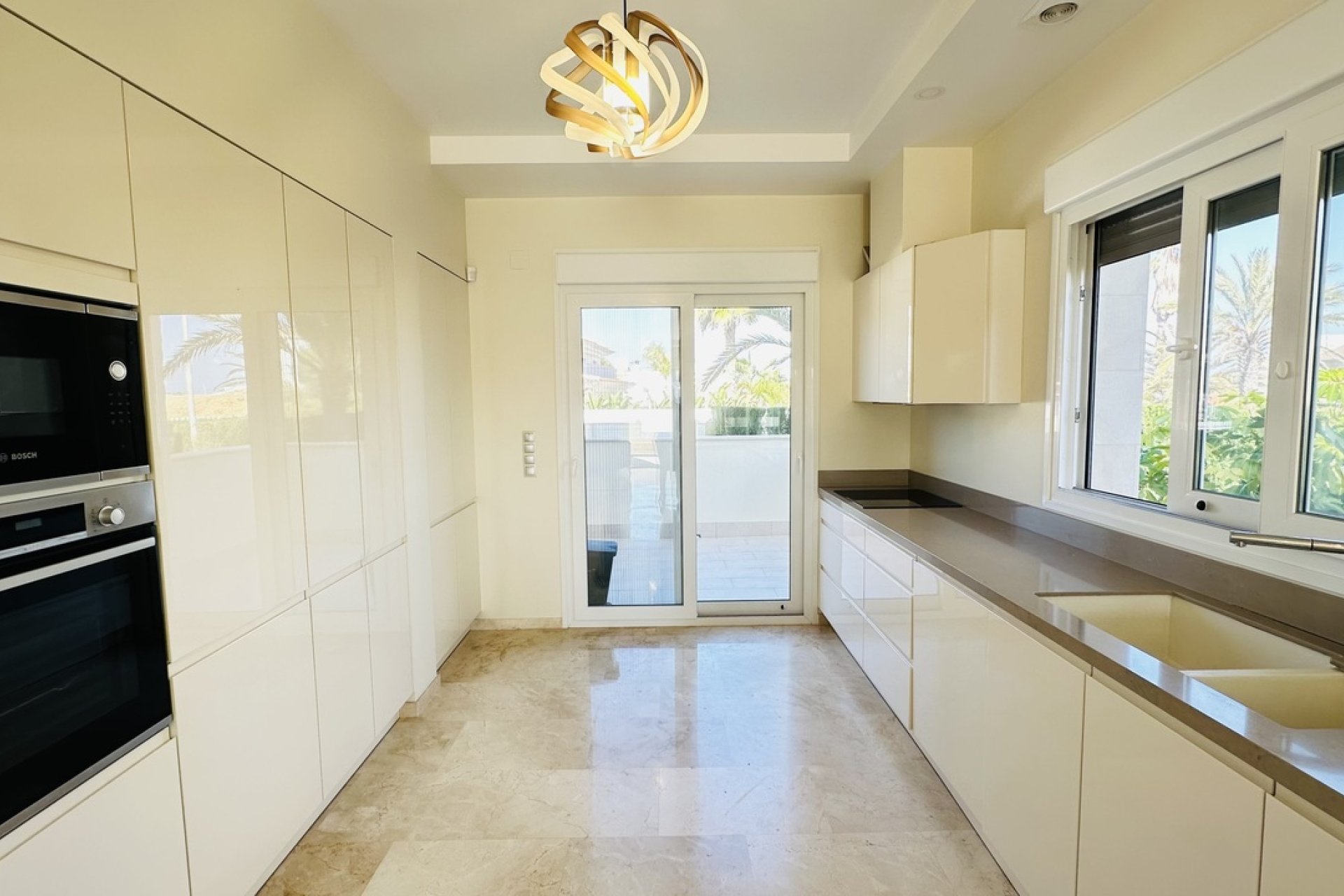 Resale - Villa / House - Orihuela Costa - La Zenia