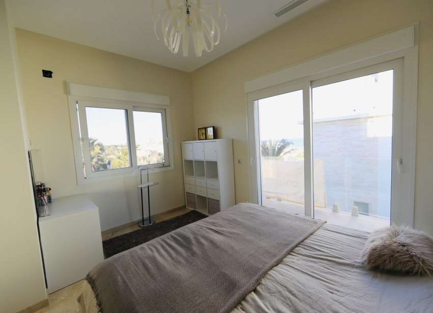 Resale - Villa / House - Orihuela Costa - La Zenia