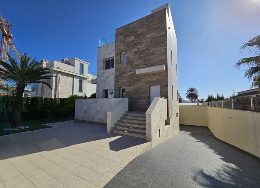 Resale - Villa / House - Orihuela Costa - La Zenia