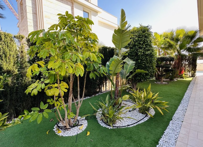 Resale - Villa / House - Orihuela Costa - La Zenia