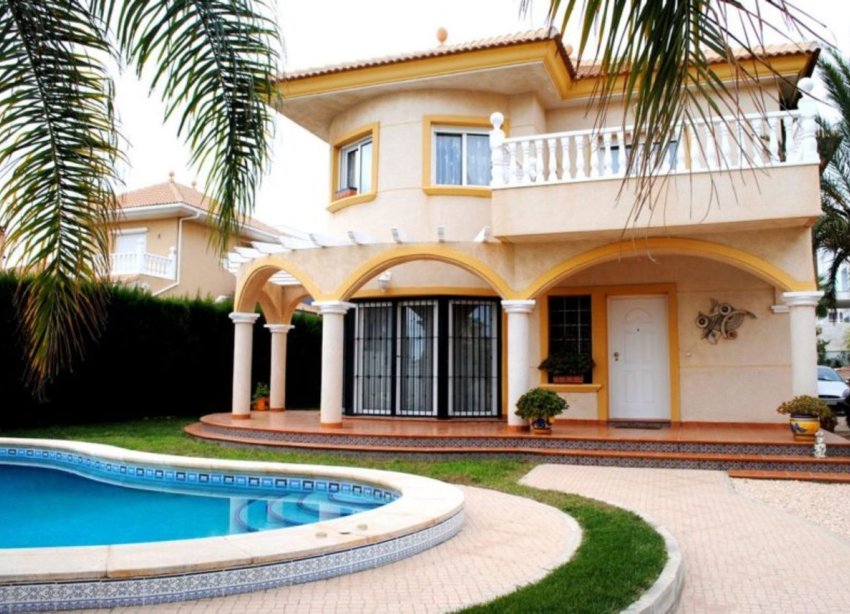 Resale - Villa / House - Orihuela Costa - La Zenia