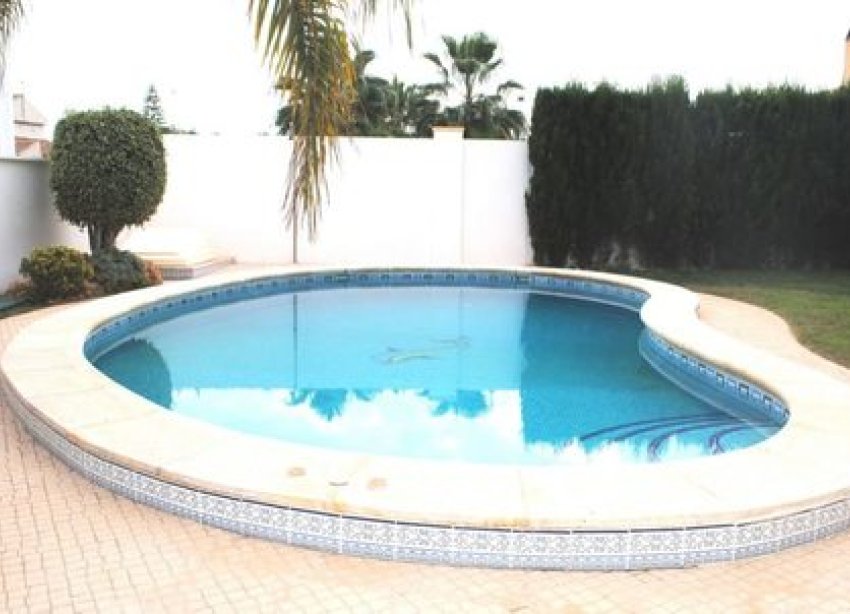 Resale - Villa / House - Orihuela Costa - La Zenia