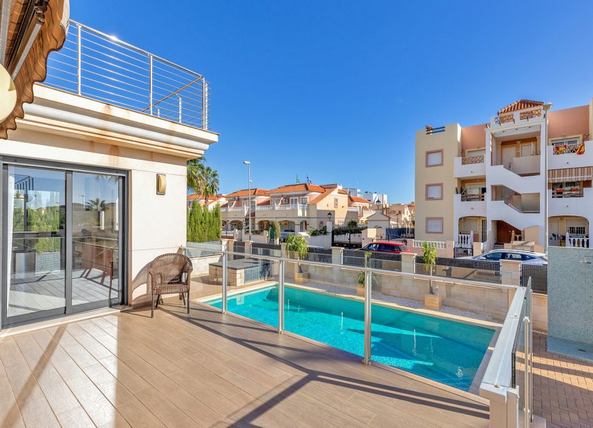 Resale - Villa / House - Orihuela Costa - La Zenia