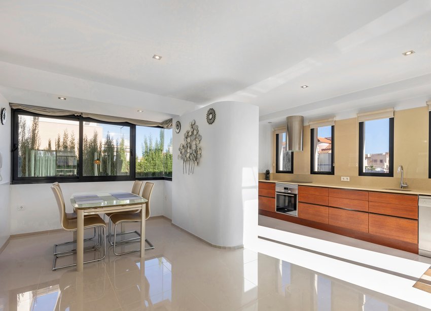 Resale - Villa / House - Orihuela Costa - La Zenia