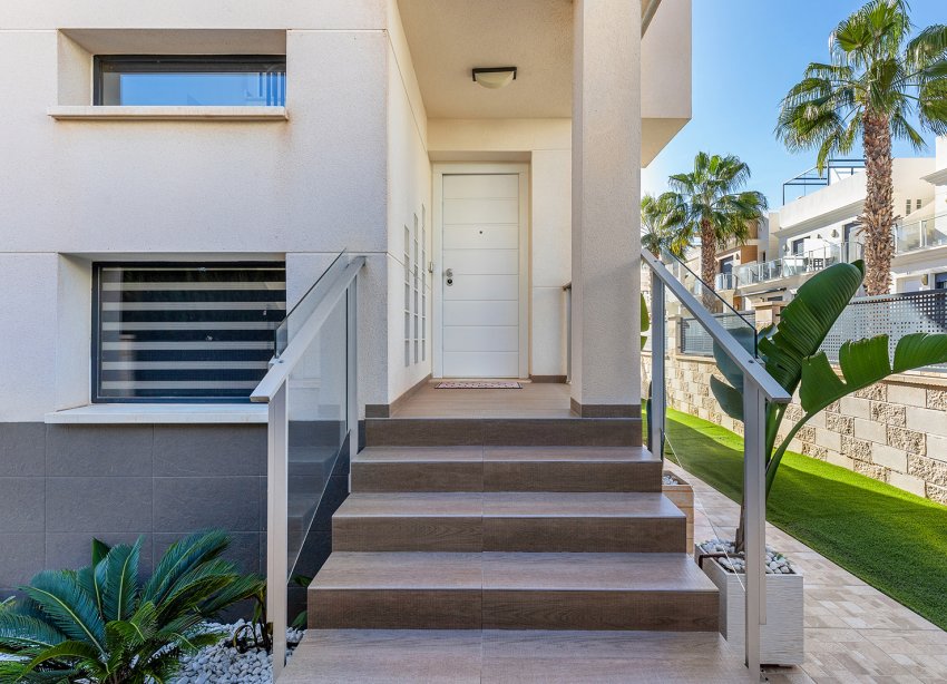 Resale - Villa / House - Orihuela Costa - La Zenia