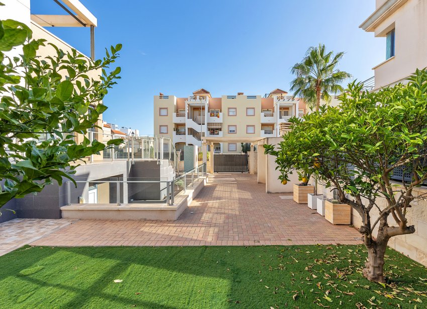 Resale - Villa / House - Orihuela Costa - La Zenia